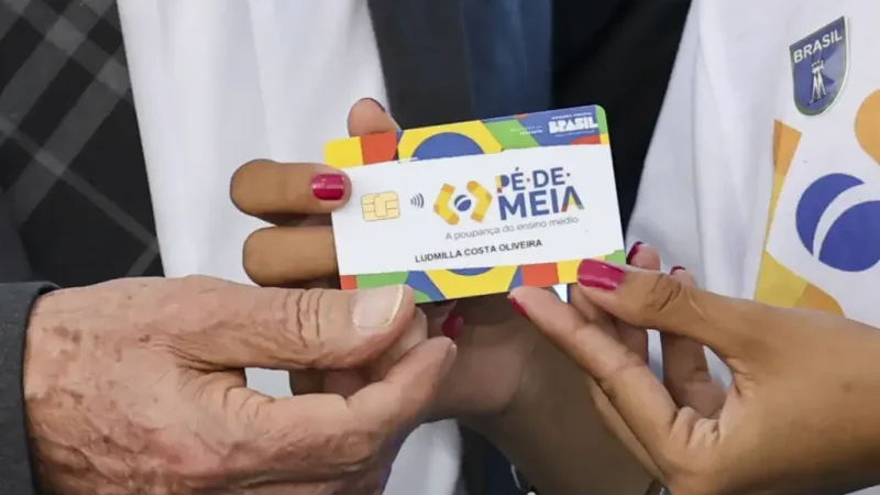 Maringá 98 FM — O programa Pé-de-Meia, uma das principais bandeiras da gestão educacional do governo federal, é alvo de uma auditoria do Tribunal de Contas da União (TCU). O órgão de controle identificou cerca de 20 mil indícios de irregularidades nos pagamentos realizados pelo Ministério da Educação (MEC), incluindo a destinação de verbas para estudantes com documentos irregulares e até mesmo para pessoas já falecidas. O levantamento do TCU trouxe à tona falhas críticas no crivo de seleção e manutenção dos beneficiários. Entre os casos mapeados, a auditoria constatou aproximadamente 6 mil pagamentos baseados em CPFs que apresentavam inconsistências. Mais grave ainda, cerca de 2.700 [&hellip;]