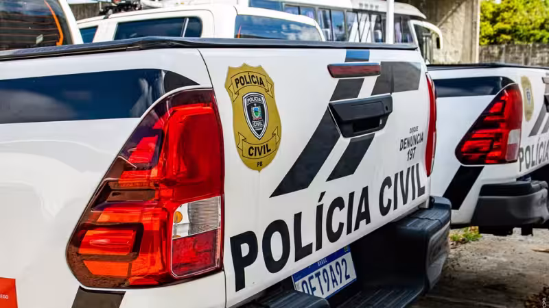 Maringá 98 FM — Um ex-vereador da cidade de Barra de Santana, identificado como José Samuel Barbosa Campos, de 40 anos, e o pai dele, um idoso, foram mortos a tiros na zona rural do município, no início da noite do sábado (16). As informações foram confirmadas pela Polícia Civil. De acordo com o delegado Tadeu Maia, responsável pelas investigações, pai e filho estavam em casa, no sítio Barriguda, quando foram abordados por dois suspeitos em uma motocicleta. O objetivo da dupla era roubar o veículo das vítimas, conforme as investigações.