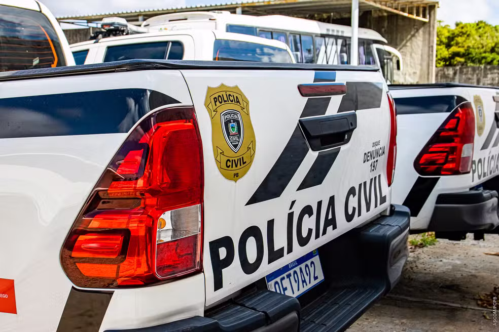 Maringá 98 FM — Um ex-vereador da cidade de Barra de Santana, identificado como José Samuel Barbosa Campos, de 40 anos, e o pai dele, um idoso, foram mortos a tiros na zona rural do município, no início da noite do sábado (16). As informações foram confirmadas pela Polícia Civil. De acordo com o delegado Tadeu Maia, responsável pelas investigações, pai e filho estavam em casa, no sítio Barriguda, quando foram abordados por dois suspeitos em uma motocicleta. O objetivo da dupla era roubar o veículo das vítimas, conforme as investigações.