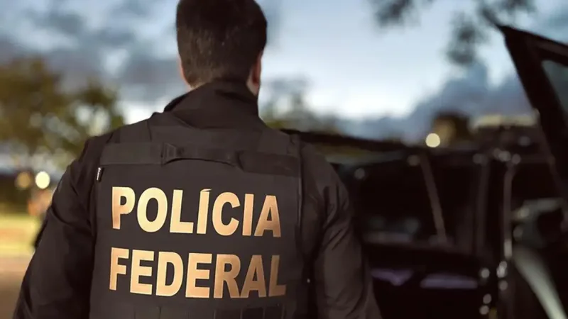 Maringá 98 FM — A Polícia Federal prendeu, na manhã desta quinta-feira (14), Henrique Vorcaro, pai de Daniel Vorcaro, durante a sexta fase da Operação Compliance Zero. A prisão foi autorizada pelo Supremo Tribunal Federal e integra as investigações sobre supostos crimes financeiros envolvendo o Banco Master. A operação foi conduzida pela Diretoria de Combate ao Crime Organizado (Dicor), da Polícia Federal em Brasília, e apura suspeitas de corrupção, lavagem de dinheiro e crimes contra o Sistema Financeiro Nacional. Segundo as investigações, Henrique Vorcaro era apontado como um dos beneficiários das movimentações financeiras realizadas por Daniel Vorcaro, que teria feito depósitos em contas bancárias do pai. Investigação apura esquema bilionário [&hellip;]