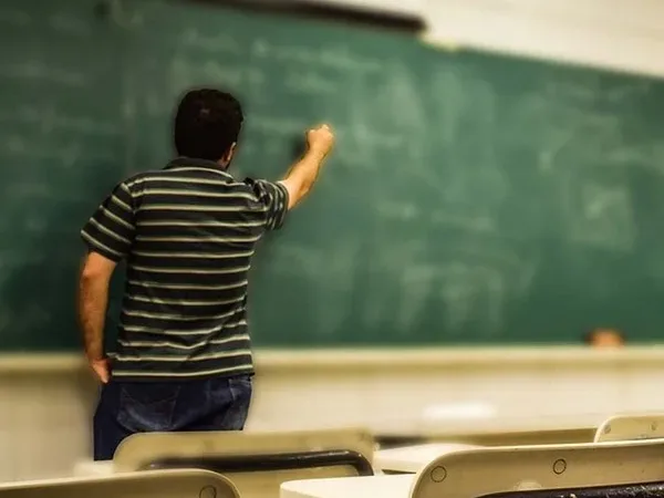 Maringá 98 FM — Mais de um terço dos professores brasileiros avaliados pelo Ministério da Educação (MEC) não tem condições para dar aulas. A maior falha na formação ocorre na área de Matemática, onde mais da metade dos docentes não alcançou o nível básico considerado pelo governo federal. Os resultados daProva Nacional Docente (PND), conhecida como “Enem dos professores”, foram divulgados nesta quarta-feira (20) pelo MEC. Essa é a primeira edição da PND e teve adesão de 1508 municípios do País (incluindo 18 capitais) e 22 redes estaduais. Entre os 760.118 professores que fizeram a prova, 266.322 não conseguiram atingir o nível de proficiência, ou seja, registraram abaixo de 50 [&hellip;]