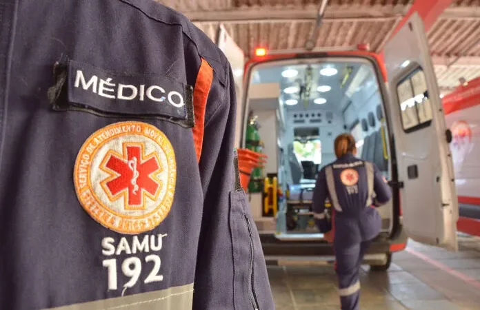 Maringá 98 FM — &nbsp; Um homem morreu após ser atropelado por uma moto e um caminhão, na noite dessa segunda-feira (11), enquanto atravessava a BR-230, no município de Cabedelo, na Paraíba. A vítima estaria atravessando a rodovia para comprar gasolina, quando foi atingido, inicialmente, por uma moto. Pouco depois, um caminhão o atropelou. O pedestre teve o corpo dilacerado, não resistiu aos ferimentos e morreu no local. O motociclista, que sofreu ferimentos após o impacto inicial com a vítima, foi socorrido pelo Samu e encaminhado para o Hospital de Trauma de João Pessoa.