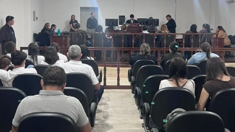 Maringá 98 FM — &nbsp; O réu Francisco Vital da Silva foi condenado a uma pena de 122 anos e 11 meses de reclusão pelo assassinato de sua ex-companheira, Ingraça Rejane Virgolino Pereira Vital, e da mãe dela, sua ex-sogra, Maria Virgolino Pereira. O crime de duplo feminicídio ocorreu no município de Coremas, no Sertão da Paraíba. O julgamento foi realizado no Plenário do Tribunal do Júri daquela Comarca nessa segunda-feira (25). Na sentença,o juiz Osmar Caetano Xavier acolheu integralmente o veredicto do Conselho de Sentença, que, por maioria, reconheceu a materialidade e a autoria dos dois crimes, bem como todas as causas de aumento [&hellip;]