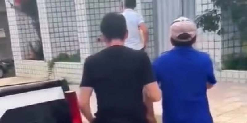 Maringá 98 FM — A Polícia Civil cumpriu, na tarde desta quinta-feira (14), um mandado de prisão contra um homem de 65 anos condenado por estupro de vulnerável cometido na cidade de Coremas. De acordo com informações da polícia, o crime aconteceu no ano de 2017. Após o julgamento, o acusado foi condenado a 19 anos de prisão. Ainda segundo a Polícia Civil, os agentes tomaram conhecimento do mandado de prisão em aberto, localizaram o homem e efetuaram a prisão. O suspeito foi encaminhado à Delegacia de Polícia Civil e deverá ser transferido para o sistema prisional, onde ficará à disposição da Justiça. Diamante [&hellip;]