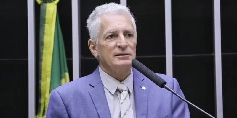 Maringá 98 FM — O deputado federal Rogério Correia (MG), do PT, foi condenado a indenizar o ex-presidente Jair Bolsonaro (PL) em R$ 20 mil por danos morais. A decisão foi proferida nesta quarta-feira, pela 7ª Vara Cível de Brasília, e aponta que o parlamentar publicou nas redes sociais uma imagem manipulada por inteligência artificial que associava o ex-presidente ao escândalo do Banco Master. O deputado também deverá divulgar uma retratação em seu perfil oficial. A publicação foi feita em fevereiro deste ano e, segundo a sentença, vinculava “indevidamente” a imagem de Bolsonaro ao ex-banqueiro Daniel Vorcaro. Correia chegou a excluir a imagem de suas [&hellip;]
