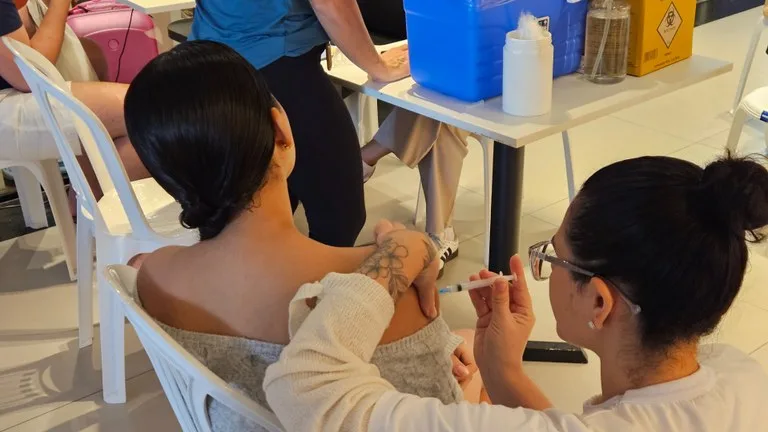 Maringá 98 FM — AParaíba aplicou 35.729 doses de vacinas durante o Dia D de Multivacinação com foco na prevenção da Influenza (gripe), promovido, neste sábado (16), pela Secretaria de Estado da Saúde (SES). Desse total, 20.944 doses foram da vacina contra Influenza e 14.785 correspondem aos imunizantes de rotina do calendário nacional de vacinação. Os dados são parciais e levam em consideração as informações enviadas por 204 municípios paraibanos. A mobilização teve como objetivo ampliar a cobertura vacinal dos grupos prioritários e reforçar a importância da atualização da caderneta de vacinação da população. Entre os municípios que mais aplicaram doses durante a ação [&hellip;]