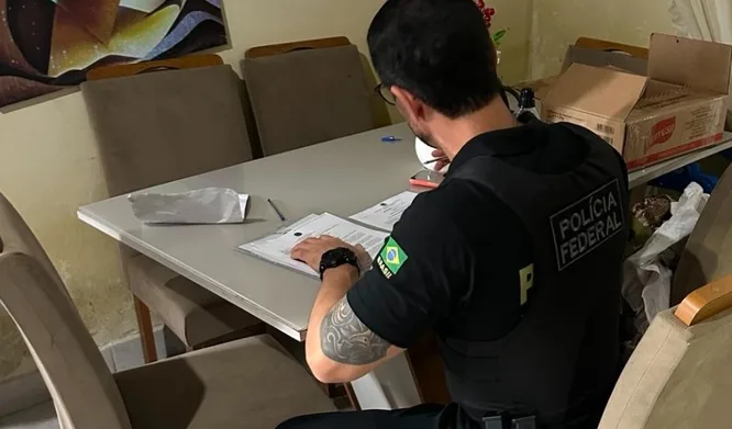 Maringá 98 FM — A segunda fase da Operação Subsidium, da Polícia Federal, foi deflagrada na manhã desta terça-feira (2). A ação investiga um esquema de fraudes em financiamentos habitacionais na Paraíba. Foram cumpridos quatro mandados de busca e apreensão contra suspeitos de integrar um esquema que se utilizava de informações e documentos falsos para conseguir subsídios habitacionais concedidos pela Caixa Econômica Federal à famílias de baixa renda, em conformidade aos programas públicos de acesso à moradia. A operação tem o objetivo aprofundar as investigações e reunir novas provas que possam levar a outros envolvidos. Os investigados poderão responder pelo crime de financiamento mediante fraude. [&hellip;]