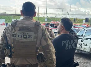 Maringá 98 FM — A Polícia Civil deflagrou uma operação, na manhã desta quinta-feira (18), para desarticular sistemas clandestinos de videomonitoramento utilizados por facções criminosas para acompanhar ações policiais e exercer controle territorial em municípios da Paraíba. Ao todo, foram identificadas 69 câmeras instaladas ilegalmente nas cidades de João Pessoa, Cabedelo, Santa Rita, Conde, Bayeux, Pedras de Fogo, Pitimbu, Alhandra e Caaporã. Os equipamentos estão sendo removidos pelos agentes durante a Operação Ponto Cego. Durante a ação, um homem apontado como operador do sistema de monitoramento em Cabedelo foi preso. Ele foi encaminhado para a Cidade da Polícia Civil, em João Pessoa, onde aguarda os [&hellip;]