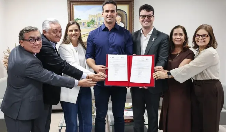 Maringá 98 FM — O governador Lucas Ribeiro assinou, nesta quinta-feira (11), a ordem de serviço para implantação do Sistema Eletrônico de Regulação da Paraíba (ConectaReg). A iniciativa vai proporcionar, entre outros benefícios, mais transparência e a agilidade na oferta de leitos na rede hospitalar do Estado, na parte ambulatorial e na urgência e emergência. Atualmente, a regulação é feita por e-mail. Com esse novo sistema, a vaga vai ser visualizada em tempo real. Nesta primeira etapa, que abrange apenas as unidades estaduais, estão sendo investidos R$ 12 milhões. Já na segunda etapa, que vai abranger os municípios, serão mais R$ 22 milhões para humanizar [&hellip;]