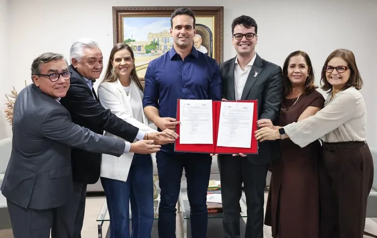 Maringá 98 FM — O governador Lucas Ribeiro assinou, nesta quinta-feira (11), a ordem de serviço para implantação do Sistema Eletrônico de Regulação da Paraíba (ConectaReg). A iniciativa vai proporcionar, entre outros benefícios, mais transparência e a agilidade na oferta de leitos na rede hospitalar do Estado, na parte ambulatorial e na urgência e emergência. Atualmente, a regulação é feita por e-mail. Com esse novo sistema, a vaga vai ser visualizada em tempo real. Nesta primeira etapa, que abrange apenas as unidades estaduais, estão sendo investidos R$ 12 milhões. Já na segunda etapa, que vai abranger os municípios, serão mais R$ 22 milhões para humanizar […]