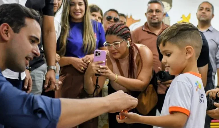 Maringá 98 FM — &nbsp; O governador Lucas Ribeiro iniciou a agenda administrativa nesta sexta-feira (5) nos municípios de Condado e Vista Serrana, no Sertão paraibano, reforçando os investimentos do Governo da Paraíba na primeira infância. Em Condado, ele inaugurou a Creche Municipal Ana Cleide Toscano de Andrade. Já em Vista Serrana, visitou a Creche Municipal Maria Isabel Guedes Garcia, também entregue por meio do programa Paraíba Primeira Infância, além de acompanhar ações estruturantes realizadas em parceria com a gestão municipal.  Com investimento de R$ 1,1 milhão, a Creche Ana Cleide Toscano de Andrade é a primeira de Condado projetada especificamente para a educação infantil. [&hellip;]