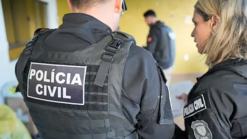 Maringá 98 FM — &nbsp; A Polícia Civil da Paraíba prendeu uma mulher e um homem investigados pela prática de graves maus-tratos contra três irmãos, com idades de um, cinco e nove anos. A prisão aconteceu na última quinta-feira (11), mas só foi divulgada nesta segunda (15). Segundo a polícia, a ação policial foi desencadeada após denúncias apontarem sinais de violência contra uma das crianças, dando início às investigações policiais. Durante o trabalho investigativo, foi identificado o histórico de agressões e violações contra as vítimas no ambiente familiar. Entre as provas obtidas no inquérito policial, estão registros em que a própria investigada relatava episódios de [&hellip;]