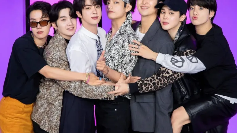Maringá 98 FM — Uma paraibana foi condenada na Coreia do Sul por perseguição e invasão à residência de Jung Kook, integrante do grupo BTS. A decisão foi divulgada pela imprensa sul-coreana. A mulher, de 30 anos, está detida desde 27 de fevereiro e recebeu pena de um ano de prisão, com suspensão da execução por dois anos. Na prática, ela não deverá cumprir a pena de forma imediata, desde que cumpra as condições impostas pela Justiça e não volte a cometer novas infrações no período. Segundo o processo, ela teria ido mais de 20 vezes à residência do cantor, no distrito de Yongsan, em [&hellip;]
