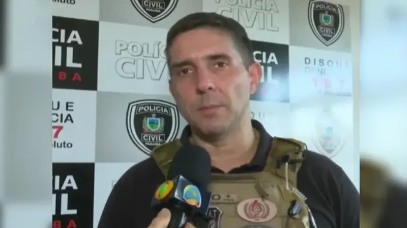 Maringá 98 FM — A Justiça da Paraíba decidiu manter as prisões do delegado Braz Morroni (foto em destaque) e de dois agentes da Polícia Civil presos durante a Operação Perfídia, deflagrada na manhã nessa terça-feira (2), em João Pessoa. Os investigados passaram por audiência de custódia após as detenções. Além do delegado e dos dois agentes, outros cinco suspeitos de integrar o esquema criminoso também tiveram as prisões temporárias mantidas pela Justiça. Braz Morroni era titular da Delegacia Especial de Crimes Contra o Patrimônio (DCCPAT). Ele e os agentes Eduardo Jorge Ferreira e Everton Rychelyson foram encaminhados para o Presídio Especial do Valentina, em [&hellip;]
