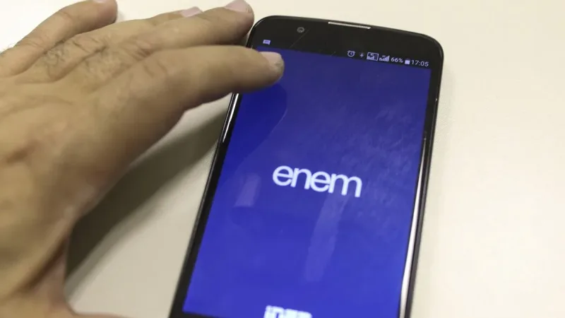 Maringá 98 FM — O prazo prorrogado de inscrição no Exame Nacional do Ensino Médio (Enem) 2026 termina às 23 horas e 59 minutos desta sexta-feira (12), no horário de Brasília. Os interessados em participar do exame devem fazer a inscrição exclusivamente na internet no link da Página do Participante no portal do Instituto Nacional de Estudos e Pesquisas Educacionais Anísio Teixeira (Inep). O prazo vale para todos os participantes. Os candidatos isentos da taxa de inscrição também devem se inscrever no exame. Concluintes em 2026 Para os concluintes do ensino médio de escolas públicas, a inscrição é automática, pela primeira vez. Nesse caso, o estudante precisará apenas confirmar sua participação no [&hellip;]