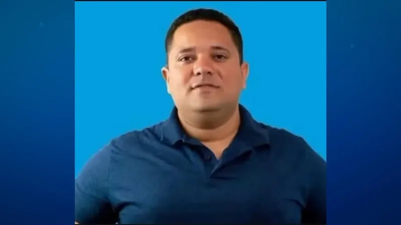 Maringá 98 FM — O ex-candidato a vereador Alex Paiva, de 39 anos, conhecido popularmente como “Pombo”, morreu após um grave acidente de trânsito na Via Oeste, nas proximidades da BR-230, em João Pessoa. A vítima, que trabalhava como mecânico e morava em Santa Rita, retornava do trabalho quando teve a motocicleta atingida lateralmente por outro veículo. Com o impacto, ele perdeu o controle da direção e foi arremessado contra o guard-rail da via. Após a colisão, o outro motociclista deixou o local sem prestar socorro. Um casal que passava pela região presenciou o acidente, parou para ajudar e acionou as equipes de emergência. Ainda [&hellip;]