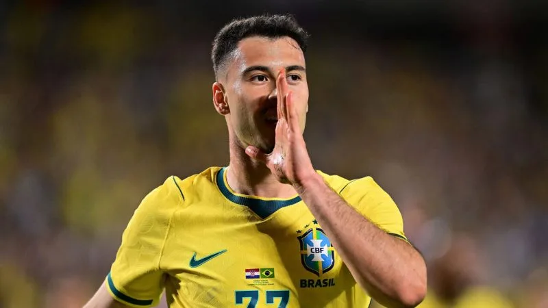 Maringá 98 FM — O Brasil está classificado para as oitavas de final da Copa do Mundo 2026 depois de um gol de Gabriel Martinelli que virou contra a seleção japonesa. O confronto aconteceu em Houston, nos Estados Unidos. Os brasileiros agora irão enfrentar o vencedor da partida entre Costa do Marfim e Noruega, prevista para ocorrer amanhã, às 14 horas. O país asiático tinha saído na frente com um gol fora da área de Kaishu Sano após um erro na saída de bola da seleção brasileira. Sano chutou de fora da área e acertou o cantinho do goleiro Alisson. Casemiro foi o autor do [&hellip;]