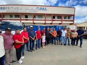 Maringá 98 FM — *Veneziano visita feira de Barra de São Miguel, que recebe carro-pipa, equipamentos agrícolas e ambulância do SAMU* Após ter participado na noite desta sexta-feira (29) do 3º Festival do Leite e do Mel em São José da Lagoa Tapada, no sertão paraibano, o Senador Veneziano Vital do Rêgo (MDB-PB) amanheceu o sábado (30) na Feira Livre e de Animais da cidade de Barra de São Miguel, no Cariri do estado. Ele foi recebido pelo prefeito João Paulo; pelo presidente da Câmara Municipal, César Augusto; pelo ex-prefeito João Batista; vereadores, secretários municipais, auxiliares de governo e pela população em geral. O prefeito […]