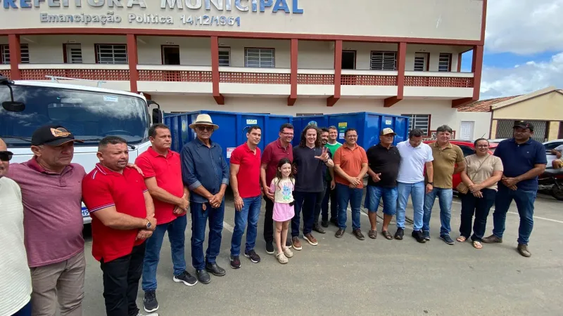 Maringá 98 FM — *Veneziano visita feira de Barra de São Miguel, que recebe carro-pipa, equipamentos agrícolas e ambulância do SAMU* Após ter participado na noite desta sexta-feira (29) do 3º Festival do Leite e do Mel em São José da Lagoa Tapada, no sertão paraibano, o Senador Veneziano Vital do Rêgo (MDB-PB) amanheceu o sábado (30) na Feira Livre e de Animais da cidade de Barra de São Miguel, no Cariri do estado. Ele foi recebido pelo prefeito João Paulo; pelo presidente da Câmara Municipal, César Augusto; pelo ex-prefeito João Batista; vereadores, secretários municipais, auxiliares de governo e pela população em geral. O prefeito [&hellip;]