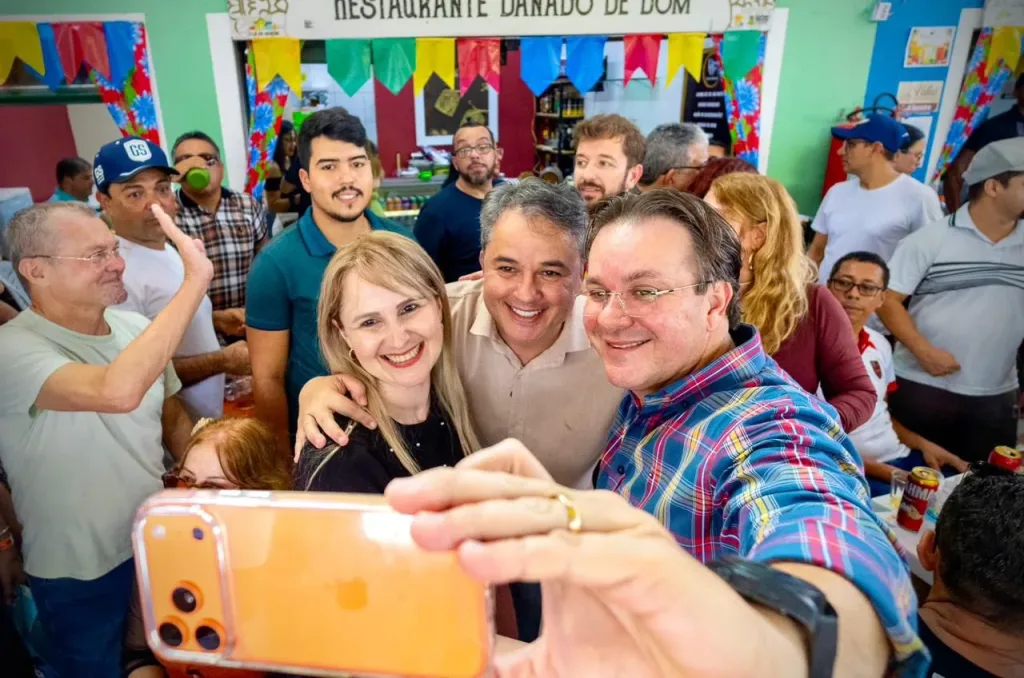 Maringá 98 FM — *Campina Grande abraça Efraim durante abertura da programação junina da Vila do Artesão* O senador e pré-candidato ao Governo da Paraíba, Efraim Filho, participou neste sábado (30) da abertura oficial da programação junina da Vila do Artesão, em Campina Grande, e foi recebido com demonstrações de carinho e apoio por parte da população que acompanhava o evento. A presença do senador em um dos espaços culturais mais tradicionais da cidade reforça a conexão que vem construindo com os campinenses e com diferentes segmentos da sociedade paraibana. Considerada um dos principais polos políticos e econômicos do estado, Campina Grande tem ocupado papel […]