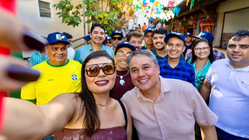 Maringá 98 FM — *Campina Grande abraça Efraim durante abertura da programação junina da Vila do Artesão* O senador e pré-candidato ao Governo da Paraíba, Efraim Filho, participou neste sábado (30) da abertura oficial da programação junina da Vila do Artesão, em Campina Grande, e foi recebido com demonstrações de carinho e apoio por parte da população que acompanhava o evento. A presença do senador em um dos espaços culturais mais tradicionais da cidade reforça a conexão que vem construindo com os campinenses e com diferentes segmentos da sociedade paraibana. Considerada um dos principais polos políticos e econômicos do estado, Campina Grande tem ocupado papel [&hellip;]