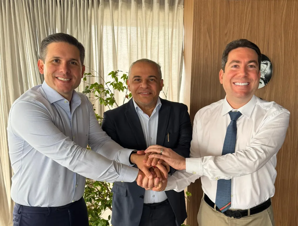 Maringá 98 FM — Prefeito de Cabedelo declara apoio a Hugo Motta e Felipe Leitão e destaca parceria em favor do município O prefeito de Cabedelo, Evilásio Cavalcanti, declarou apoio ao presidente da Câmara dos Deputados, Hugo Motta (Republicanos-PB), e ao deputado estadual Felipe Leitão, ressaltando a parceria construída em benefício da população cabedelense e os investimentos destinados ao município. Ao destacar a atuação de Hugo Motta, Evilásio agradeceu pelos recursos encaminhados para Cabedelo e enfatizou o compromisso do parlamentar com a cidade. “Em agradecimento ao deputado Hugo Motta, tendo em vista o envio dos recursos destinados aqui para nossa cidade de Cabedelo. Foi um […]
