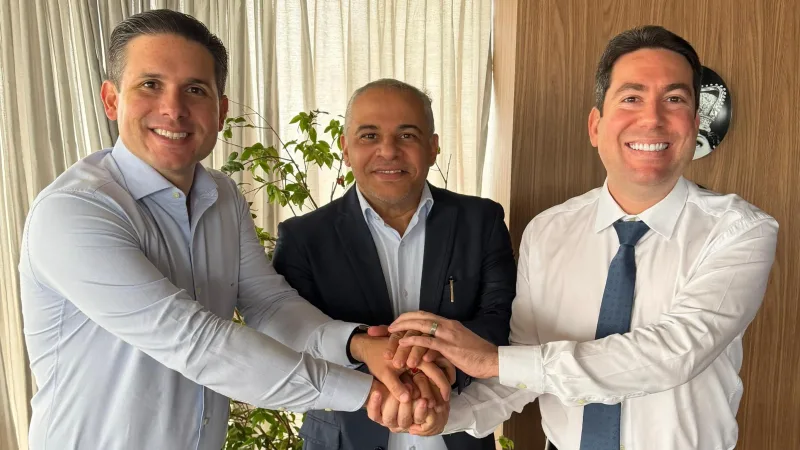 Maringá 98 FM — Prefeito de Cabedelo declara apoio a Hugo Motta e Felipe Leitão e destaca parceria em favor do município O prefeito de Cabedelo, Evilásio Cavalcanti, declarou apoio ao presidente da Câmara dos Deputados, Hugo Motta (Republicanos-PB), e ao deputado estadual Felipe Leitão, ressaltando a parceria construída em benefício da população cabedelense e os investimentos destinados ao município. Ao destacar a atuação de Hugo Motta, Evilásio agradeceu pelos recursos encaminhados para Cabedelo e enfatizou o compromisso do parlamentar com a cidade. “Em agradecimento ao deputado Hugo Motta, tendo em vista o envio dos recursos destinados aqui para nossa cidade de Cabedelo. Foi um [&hellip;]