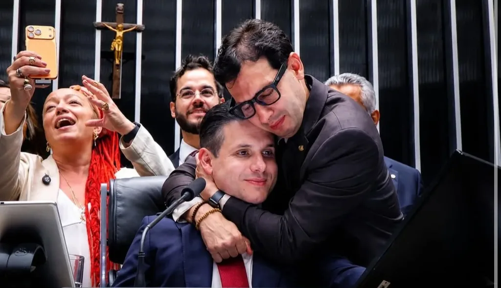 Maringá 98 FM — Deputado Léo Prates exalta liderança de Hugo Motta após aprova O deputado federal Léo Prates publicou neste sábado, 30 de Maio, um emocionante depoimento nas redes sociais em reconhecimento à liderança do presidente da Câmara dos Deputados, Hugo Motta, após a aprovação da Proposta de Emenda à Constituição que põe fim à escala de trabalho 6×1 no Brasil. Em uma mensagem marcada por agradecimento, emoção e reconhecimento político, Prates relembrou sua trajetória recente na Câmara e destacou que encontrou em Hugo Motta uma liderança comprometida com o interesse público e com a construção de consensos em torno de pautas de impacto […]