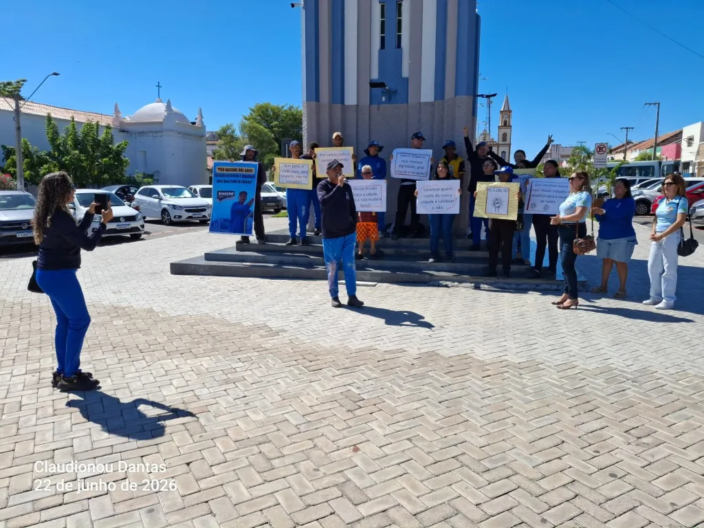 Maringá 98 FM —   Os garis da cidade de Pombal, no Sertão da Paraíba, aderiram a paralisação nacional da categoria nesta segunda-feira (22), às 8h da manhã. A mobilização iniciou na sede do Sindicato dos Servidores Públicos de Pombal e tem como principal pauta a defesa dos direitos da categoria e a aprovação do Projeto de Lei (PL) 4146. Em material divulgado nas redes sociais, os trabalhadores reivindicam salários justos, direitos garantidos, respeito e valorização profissional. A categoria também destaca a importância do serviço prestado pelos garis e defende melhores condições de trabalho em busca de uma cidade mais limpa e justa. Com o […]