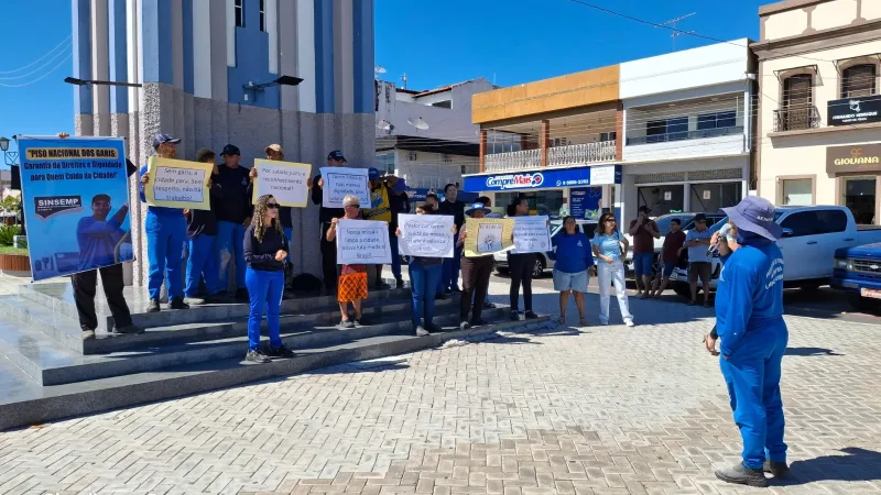 Maringá 98 FM — &nbsp; Os garis da cidade de Pombal, no Sertão da Paraíba, aderiram a paralisação nacional da categoria nesta segunda-feira (22), às 8h da manhã. A mobilização iniciou na sede do Sindicato dos Servidores Públicos de Pombal e tem como principal pauta a defesa dos direitos da categoria e a aprovação do Projeto de Lei (PL) 4146. Em material divulgado nas redes sociais, os trabalhadores reivindicam salários justos, direitos garantidos, respeito e valorização profissional. A categoria também destaca a importância do serviço prestado pelos garis e defende melhores condições de trabalho em busca de uma cidade mais limpa e justa. Com o [&hellip;]
