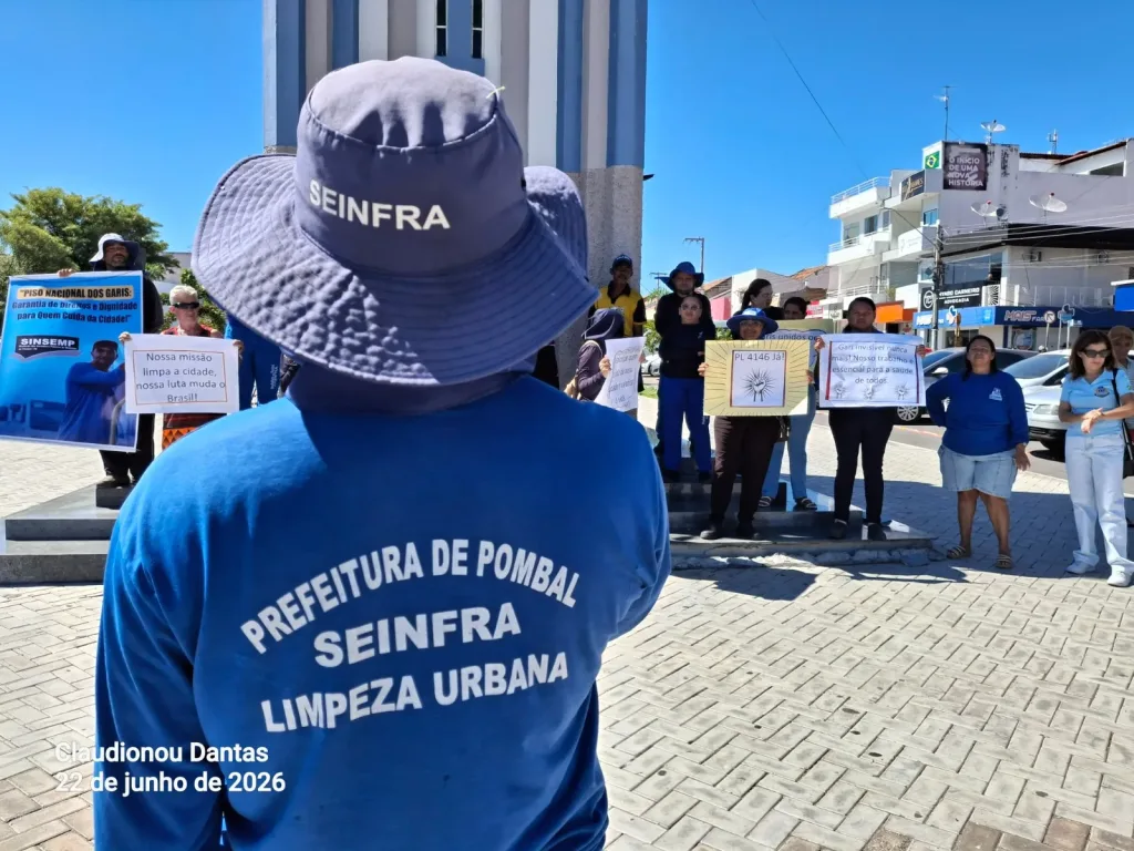 Maringá 98 FM —   Os garis da cidade de Pombal, no Sertão da Paraíba, aderiram a paralisação nacional da categoria nesta segunda-feira (22), às 8h da manhã. A mobilização iniciou na sede do Sindicato dos Servidores Públicos de Pombal e tem como principal pauta a defesa dos direitos da categoria e a aprovação do Projeto de Lei (PL) 4146. Em material divulgado nas redes sociais, os trabalhadores reivindicam salários justos, direitos garantidos, respeito e valorização profissional. A categoria também destaca a importância do serviço prestado pelos garis e defende melhores condições de trabalho em busca de uma cidade mais limpa e justa. Com o […]
