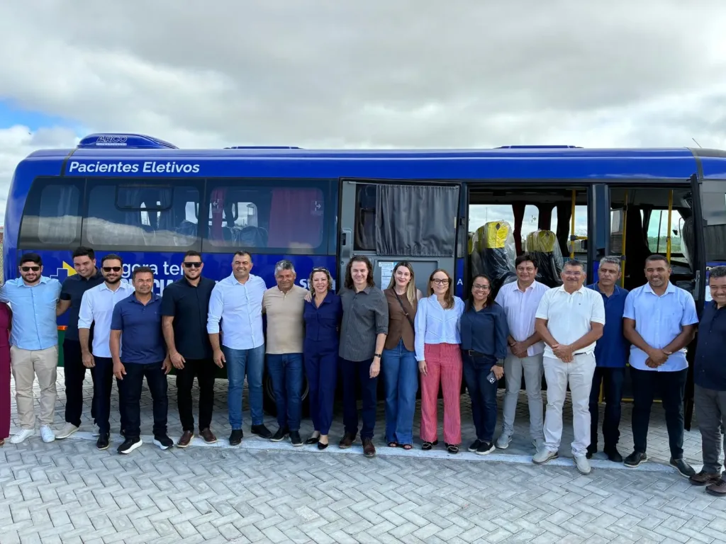 Maringá 98 FM —   Foi inaugurada na manhã desta quinta-feira (25), em Barra de Santa Rosa, a Escola Municipal de Ensino Fundamental José Eudenício Correia Lins, construída pela Prefeitura Municipal com recursos do Fundo Nacional de Desenvolvimento da Educação – FNDE, após indicação do Senador Veneziano Vital do Rêgo (MDB-PB) ao Programa de Aceleração do Crescimento – PAC Educação. Durante a solenidade, o prefeito Alex Condá apresentou à população um Microônibus do Programa Agora tem Especialistas, conseguido por Veneziano para o transporte de pacientes em tratamento fora do domicílio. “Veneziano tem sido a nossa voz lá em Brasília e tem trazido ações efetivas pra […]