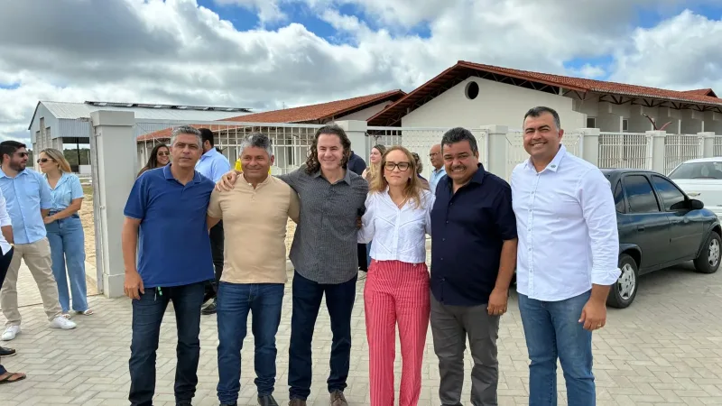 Maringá 98 FM — &nbsp; Foi inaugurada na manhã desta quinta-feira (25), em Barra de Santa Rosa, a Escola Municipal de Ensino Fundamental José Eudenício Correia Lins, construída pela Prefeitura Municipal com recursos do Fundo Nacional de Desenvolvimento da Educação – FNDE, após indicação do Senador Veneziano Vital do Rêgo (MDB-PB) ao Programa de Aceleração do Crescimento – PAC Educação. Durante a solenidade, o prefeito Alex Condá apresentou à população um Microônibus do Programa Agora tem Especialistas, conseguido por Veneziano para o transporte de pacientes em tratamento fora do domicílio. “Veneziano tem sido a nossa voz lá em Brasília e tem trazido ações efetivas pra [&hellip;]