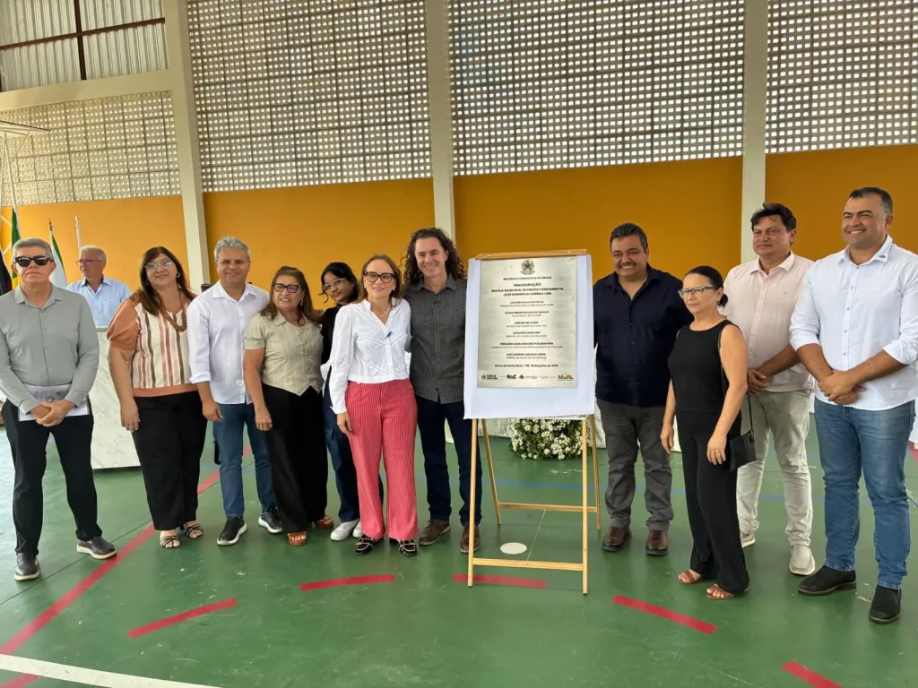 Maringá 98 FM —   Foi inaugurada na manhã desta quinta-feira (25), em Barra de Santa Rosa, a Escola Municipal de Ensino Fundamental José Eudenício Correia Lins, construída pela Prefeitura Municipal com recursos do Fundo Nacional de Desenvolvimento da Educação – FNDE, após indicação do Senador Veneziano Vital do Rêgo (MDB-PB) ao Programa de Aceleração do Crescimento – PAC Educação. Durante a solenidade, o prefeito Alex Condá apresentou à população um Microônibus do Programa Agora tem Especialistas, conseguido por Veneziano para o transporte de pacientes em tratamento fora do domicílio. “Veneziano tem sido a nossa voz lá em Brasília e tem trazido ações efetivas pra […]