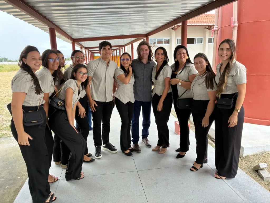 Maringá 98 FM —   Foi inaugurada na manhã desta quinta-feira (25), em Barra de Santa Rosa, a Escola Municipal de Ensino Fundamental José Eudenício Correia Lins, construída pela Prefeitura Municipal com recursos do Fundo Nacional de Desenvolvimento da Educação – FNDE, após indicação do Senador Veneziano Vital do Rêgo (MDB-PB) ao Programa de Aceleração do Crescimento – PAC Educação. Durante a solenidade, o prefeito Alex Condá apresentou à população um Microônibus do Programa Agora tem Especialistas, conseguido por Veneziano para o transporte de pacientes em tratamento fora do domicílio. “Veneziano tem sido a nossa voz lá em Brasília e tem trazido ações efetivas pra […]