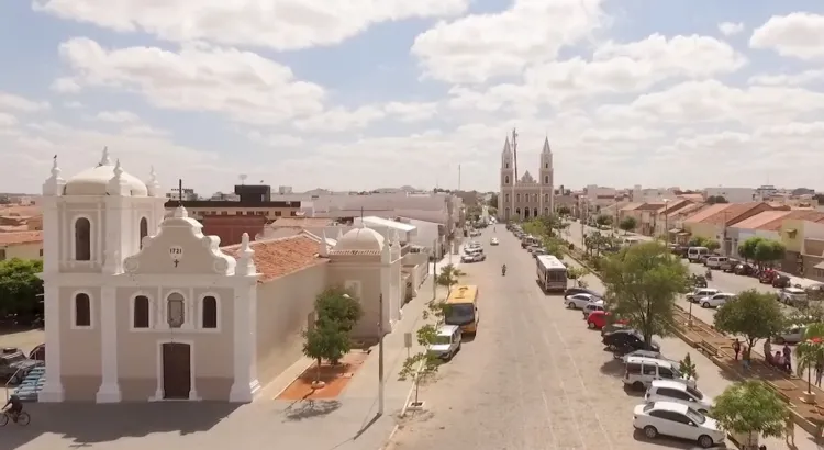 Maringá 98 FM — A Justiça da Comarca de Pombal julgou parcialmente procedente uma Ação Civil Pública movida pelo Estado da Paraíba contra o Município (prefeitura) e determinou a restauração do calçamento em paralelepípedos das ruas do Centro Histórico que receberam pavimentação asfáltica. O Blog teve acesso exclusivo à decisão proferida nesta quinta-feira (4) pelo juiz Renan Brandão de Mendonça, que confirmou a liminar anteriormente concedida e proibiu definitivamente novas obras de asfaltamento na Área de Preservação Rigorosa do Centro Histórico sem autorização prévia do órgão estadual de proteção ao patrimônio. Entenda o caso: O processo foi ajuizado pelo Estado da Paraíba após a realização de intervenções [&hellip;]