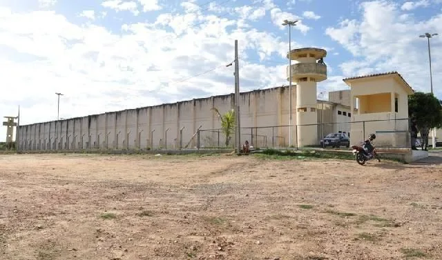 Maringá 98 FM — Um princípio de rebelião foi registrado na manhã desta quinta-feira (25), no Presídio Regional de Patos, no Sertão da Paraíba. A movimentação mobilizou equipes de segurança e gerou preocupação entre familiares dos detentos. As primeiras informações foram divulgadas pelo portal Patos Online, após relatos de parentes de apenados que buscaram informações sobre a situação na unidade prisional. Segundo a Subseção da Ordem dos Advogados do Brasil (OAB) em Patos, equipes ligadas às comissões de prerrogativas e direitos humanos foram acionadas e seguem acompanhando o caso. O presidente da entidade, advogado Cleodon Bezerra, confirmou a mobilização. Familiares permanecem nas proximidades do presídio [&hellip;]