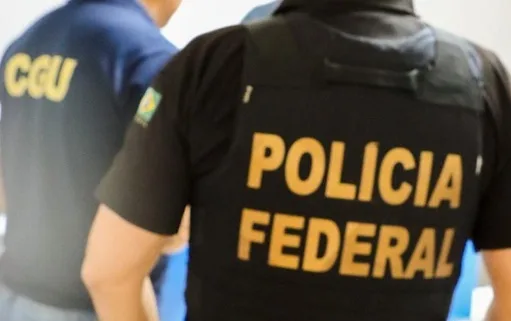 Maringá 98 FM — A Polícia Federal, com o apoio da Controladoria-Geral da União (CGU), deflagrou nesta quinta-feira (18) a Operação Infesto, com o objetivo de desarticular esquema criminoso voltado à prática de fraude em licitações, corrupção, peculato e lavagem de dinheiro. Foram expedidos nove mandados de busca e apreensão, sendo oito em Pernambuco e um na Paraíba. As investigações tiveram início com a identificação de movimentação de valores expressivos, incompatíveis com a capacidade econômica da empresa, além da realização de saques frequentes em espécie e transferências para diversas pessoas físicas. São investigadas contratações em três municípios pernambucanos que resultaram em repasses de R$ 3,8 [&hellip;]