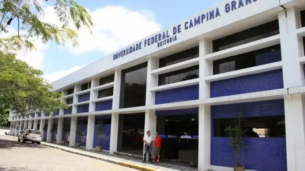 Maringá 98 FM — A Universidade Federal de Campina Grande (UFCG) publicou o termo de adesão ao Sistema de Seleção Unificada + (Sisu+) 2026 e confirmou a oferta de 158 vagas remanescentes em cursos superiores nos campi de Campina Grande e Pombal, no Sertão da Paraíba. O Sisu+ é uma etapa complementar ao Sistema de Seleção Unificada que busca ampliar o acesso ao ensino superior e preencher vagas que não foram ocupadas na seleção regular. Segundo a UFCG, do total de vagas ofertadas, 77 são destinadas à ampla concorrência e 81 reservadas para candidatos enquadrados na Lei de Cotas. As inscrições estarão abertas entre os dias 15 e 19 […]
