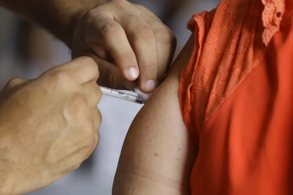 Maringá 98 FM — O Ministério da Saúde anunciou nesta segunda-feira (8) a suspensão temporária da aplicação da vacina do Butantan contra a dengue em todo o país. A medida, segundo o ministro da Saúde, Alexandre Padilha, foi adotada de forma preventiva para permitir uma investigação detalhada sobre possíveis eventos adversos relacionados ao imunizante. De acordo com o ministro, estão sendo apurados dois casos de morte e um terceiro caso grave registrados após a vacinação. Apesar das ocorrências, o Ministério ressaltou que, até o momento, não há comprovação de relação direta entre a vacina e os casos graves identificados. “Não existe causalidade comprovada entre a […]