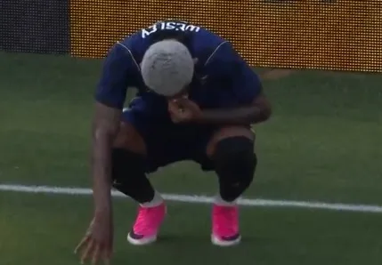 Maringá 98 FM — O lateral-direito Wesley foi cortado da Seleção Brasileira, neste domingo (7). O atleta havia sofrido lesão na coxa esquerda em jogo contra o Egito na noite de ontem, em Cleveland, no último amistoso para a Copa do Mundo. Portanto, o Técnico Carlo Ancelotti convocou o volante Éderson da Atalanta, para integrar o elenco que disputará o mundial. No jogo contra o Egito, Wesley foi substituído aos 16 minutos do primeiro tempo. Ele pediu para sair após sentir dores na perna esquerda. Uma ressonância magnética constatou a lesão no músculo adutor da coxa esquerda. Com 22 anos, Wesley jogaria sua primeira Copa [&hellip;]