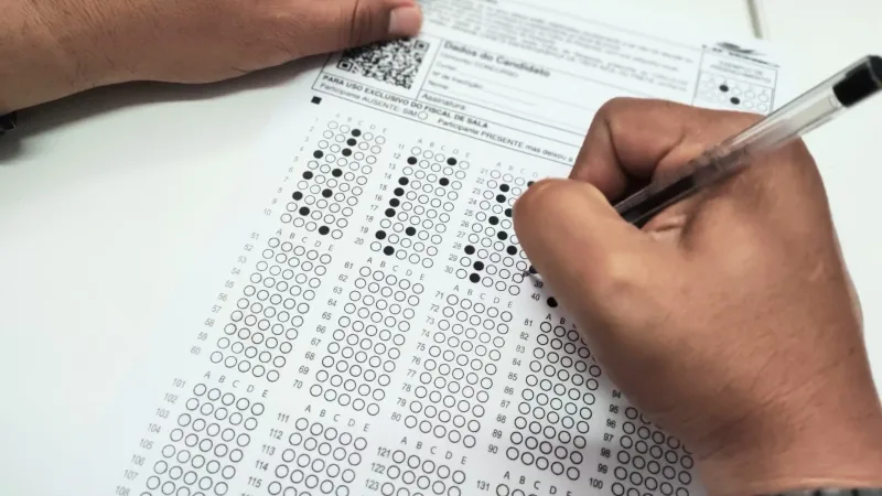Maringá 98 FM — O Instituto Brasileiro de Geografia e Estatística (IBGE) abriu as inscrições para processo seletivo com 190 vagas na Paraíba, voltadas ao 12º Censo Agropecuário, Florestal e Aquícola. As inscrições devem ser feitas pelo site do IBFC, banca organizadora, até as 23h do dia 1º de julho, com taxa de R$ 53. As oportunidades são para cinco funções, com contratos temporários de até 12 meses, podendo ser prorrogados. Os salários variam de R$ 2.128 a R$ 4.008, dependendo da função. Na Paraíba, as vagas estão distribuídas entre Agente Censitário Supervisor (69), Agente Censitário Administrativo (33), Agente Censitário de Informática (32), Agente Operacional Regional (28) [&hellip;]