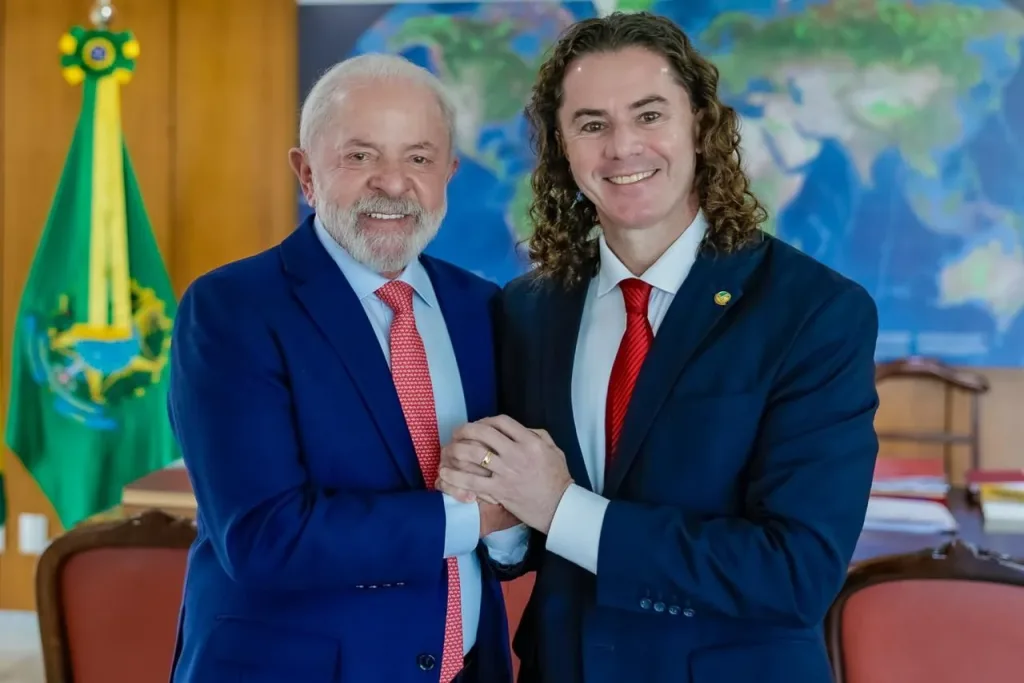 Maringá 98 FM — O presidente da República, Luiz Inácio Lula da Silva (PT), encerrou as especulações sobre uma possível mudança de apoio na disputa pelo Senado na Paraíba. Em vídeo divulgado neste domingo (14/06), Lula reafirmou seu apoio à reeleição do senador Veneziano Vital do Rêgo (MDB) e pediu votos para o parlamentar paraibano. Nas últimas semanas, circulava nos bastidores da imprensa a possibilidade de que Lula declarasse apoio à pré-candidatura do ex-prefeito de Patos, Nabor Wanderley (Republicanos), como forma de estreitar relações com o presidente da Câmara, Hugo Motta (Republicanos). No vídeo, o petista enfatizou a relação com Veneziano como justificativa para o […]