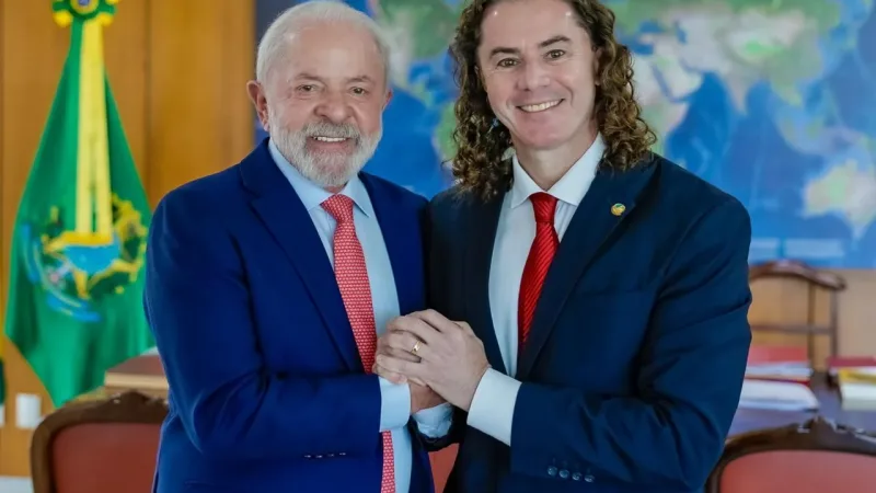 Maringá 98 FM — O presidente da República, Luiz Inácio Lula da Silva (PT), encerrou as especulações sobre uma possível mudança de apoio na disputa pelo Senado na Paraíba. Em vídeo divulgado neste domingo (14/06), Lula reafirmou seu apoio à reeleição do senador Veneziano Vital do Rêgo (MDB) e pediu votos para o parlamentar paraibano. Nas últimas semanas, circulava nos bastidores da imprensa a possibilidade de que Lula declarasse apoio à pré-candidatura do ex-prefeito de Patos, Nabor Wanderley (Republicanos), como forma de estreitar relações com o presidente da Câmara, Hugo Motta (Republicanos). No vídeo, o petista enfatizou a relação com Veneziano como justificativa para o [&hellip;]