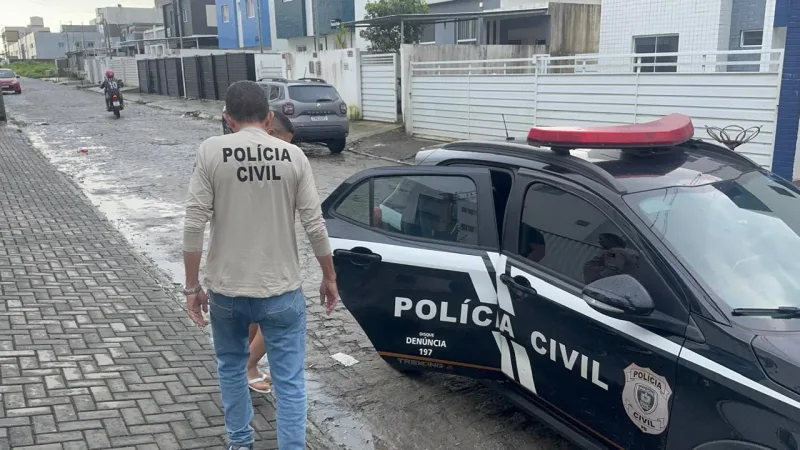 Maringá 98 FM — Duas mulheres foram presas durante uma ação da Polícia Militar no município de Santa Luzia, no Sertão da Paraíba. A ocorrência foi registrada no âmbito da Operação São João Seguro. Segundo a PM, o cumprimento de um mandado de busca e apreensão no bairro Frei Damião resultou na localização de drogas, dinheiro e materiais utilizados no tráfico. No imóvel, foram apreendidos maconha, crack e cocaína, além de uma balança de precisão, embalagens para acondicionamento dos entorpecentes, um celular e R$ 1.721 em espécie. Em um terreno próximo, os policiais também encontraram mais porções de drogas. As suspeitas e o material apreendido [&hellip;]