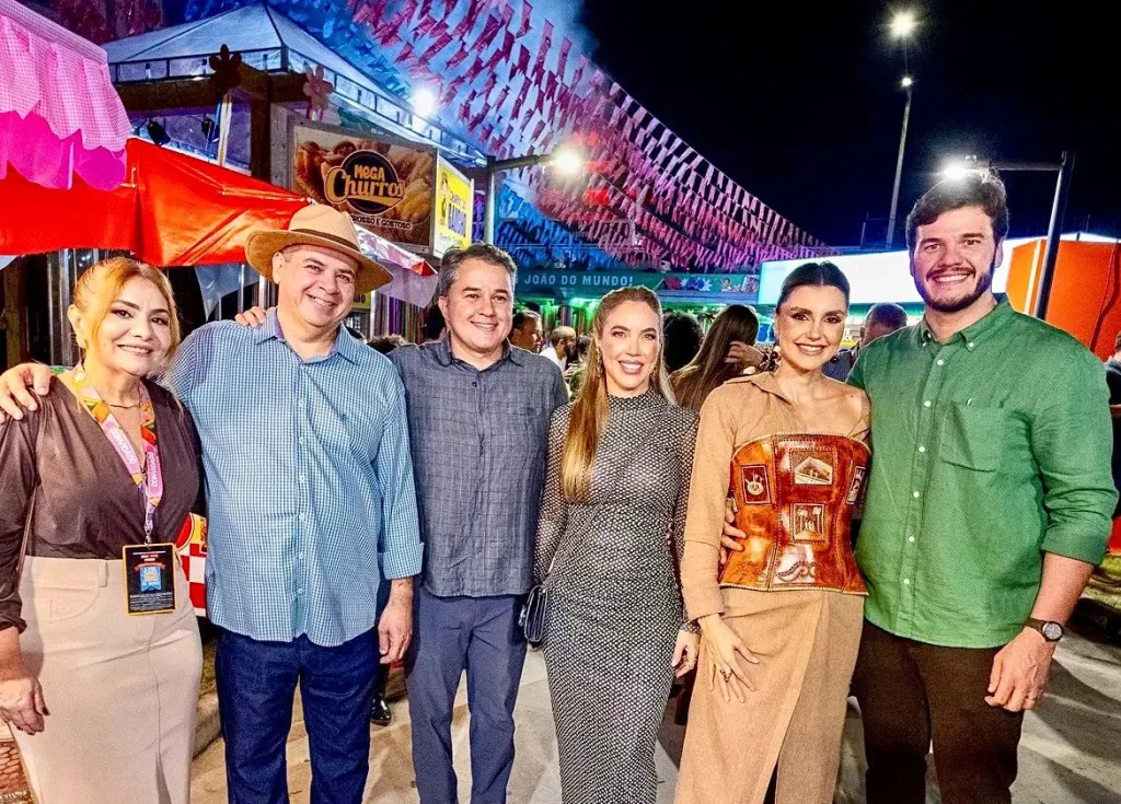 Maringá 98 FM — A abertura oficial do Maior São João do Mundo, realizada nesta quarta-feira (3), em Campina Grande, contou com a presença do senador e pré-candidato ao Governo da Paraíba, Efraim Filho (PL), que participou do evento ao lado do prefeito Bruno Cunha Lima. Recebido por lideranças e apoiadores durante toda a noite, Efraim acompanhou a programação de abertura da festa ao lado de Bruno, em um gesto que reafirma a parceria política construída nos últimos anos e o alinhamento em torno de projetos para o futuro da Paraíba. Além de prestigiar a abertura do maior evento cultural do estado, o senador reuniu […]