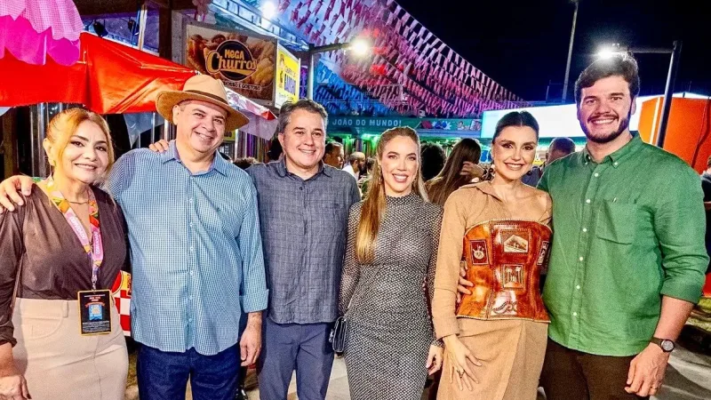 Maringá 98 FM — A abertura oficial do Maior São João do Mundo, realizada nesta quarta-feira (3), em Campina Grande, contou com a presença do senador e pré-candidato ao Governo da Paraíba, Efraim Filho (PL), que participou do evento ao lado do prefeito Bruno Cunha Lima. Recebido por lideranças e apoiadores durante toda a noite, Efraim acompanhou a programação de abertura da festa ao lado de Bruno, em um gesto que reafirma a parceria política construída nos últimos anos e o alinhamento em torno de projetos para o futuro da Paraíba. Além de prestigiar a abertura do maior evento cultural do estado, o senador reuniu [&hellip;]
