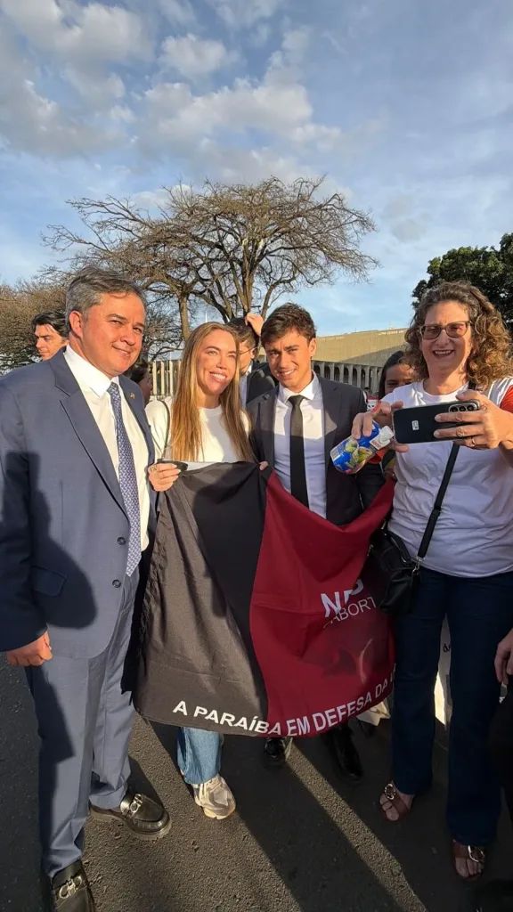 Maringá 98 FM — O senador Efraim Filho participou, nesta terça-feira (9), em Brasília, da 19ª edição da Marcha Brasil Sem Aborto, uma das maiores mobilizações em defesa da vida no país. Acompanhado da esposa, Carol Morais, o parlamentar se uniu a centenas de participantes na Esplanada dos Ministérios em um ato que reuniu lideranças religiosas, representantes da sociedade civil e parlamentares de diversas regiões do Brasil, entre eles: os deputados federais Nikolas Ferreira (PL), Diego Garcia (União Brasil) e Bia Kicis (PL), além do senador Eduardo Girão (Novo). Durante o evento, Efraim reafirmou sua trajetória de atuação parlamentar alinhada aos princípios pró-vida e ressaltou […]
