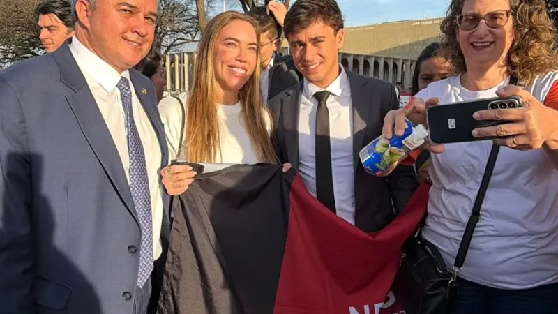 Maringá 98 FM — O senador Efraim Filho participou, nesta terça-feira (9), em Brasília, da 19ª edição da Marcha Brasil Sem Aborto, uma das maiores mobilizações em defesa da vida no país. Acompanhado da esposa, Carol Morais, o parlamentar se uniu a centenas de participantes na Esplanada dos Ministérios em um ato que reuniu lideranças religiosas, representantes da sociedade civil e parlamentares de diversas regiões do Brasil, entre eles: os deputados federais Nikolas Ferreira (PL), Diego Garcia (União Brasil) e Bia Kicis (PL), além do senador Eduardo Girão (Novo). Durante o evento, Efraim reafirmou sua trajetória de atuação parlamentar alinhada aos princípios pró-vida e ressaltou [&hellip;]