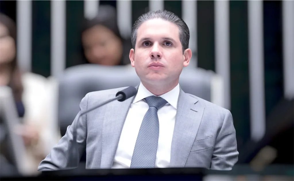 Maringá 98 FM — O presidente da Câmara dos Deputados, Hugo Motta (Republicanos-PB), destacou o avanço de pautas voltadas aos empreendedores e aos trabalhadores. Entre os temas em análise estão o aumento do limite de faturamento permitido para a categoria e a ampliação da capacidade de contratação de empregados pelos microempreendedores individuais (MEIs). “Seguimos avançando em outra frente: o aumento do limite de faturamento do MEI, assim como a possibilidade de mais uma contratação pelos microempreendedores individuais. Uma agenda que conversa diretamente com a redução da jornada”, afirmou Motta por meio de suas redes sociais. O presidente lembrou que a Câmara aprovou a proposta que […]